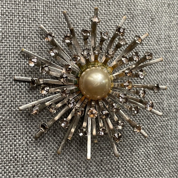 Vintage mid century Starburst Brooch with Central Pearl. 1960’s Metal Brutalist - Picture 2 of 7